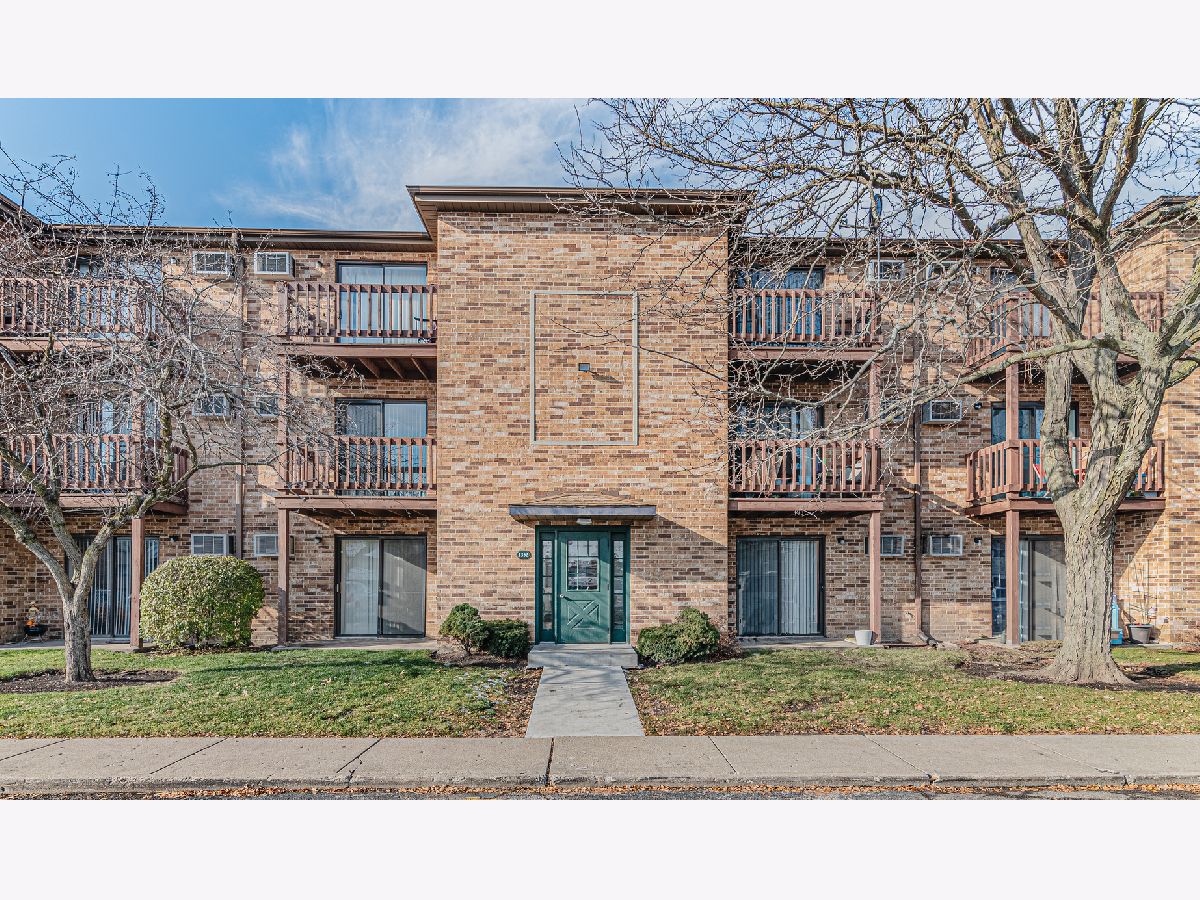 Condominiums Sold Windsor Court Palatine Illinois, 1352 Geneva