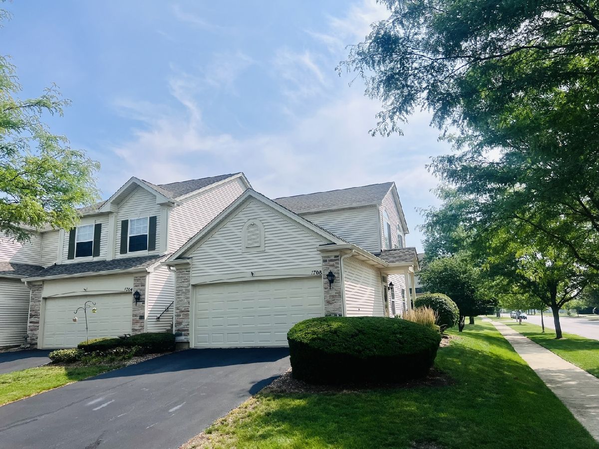 Townhomes & Condos & Homes Rented Grand Pointe Trails Aurora Illinois, 1706 Fredericksburg