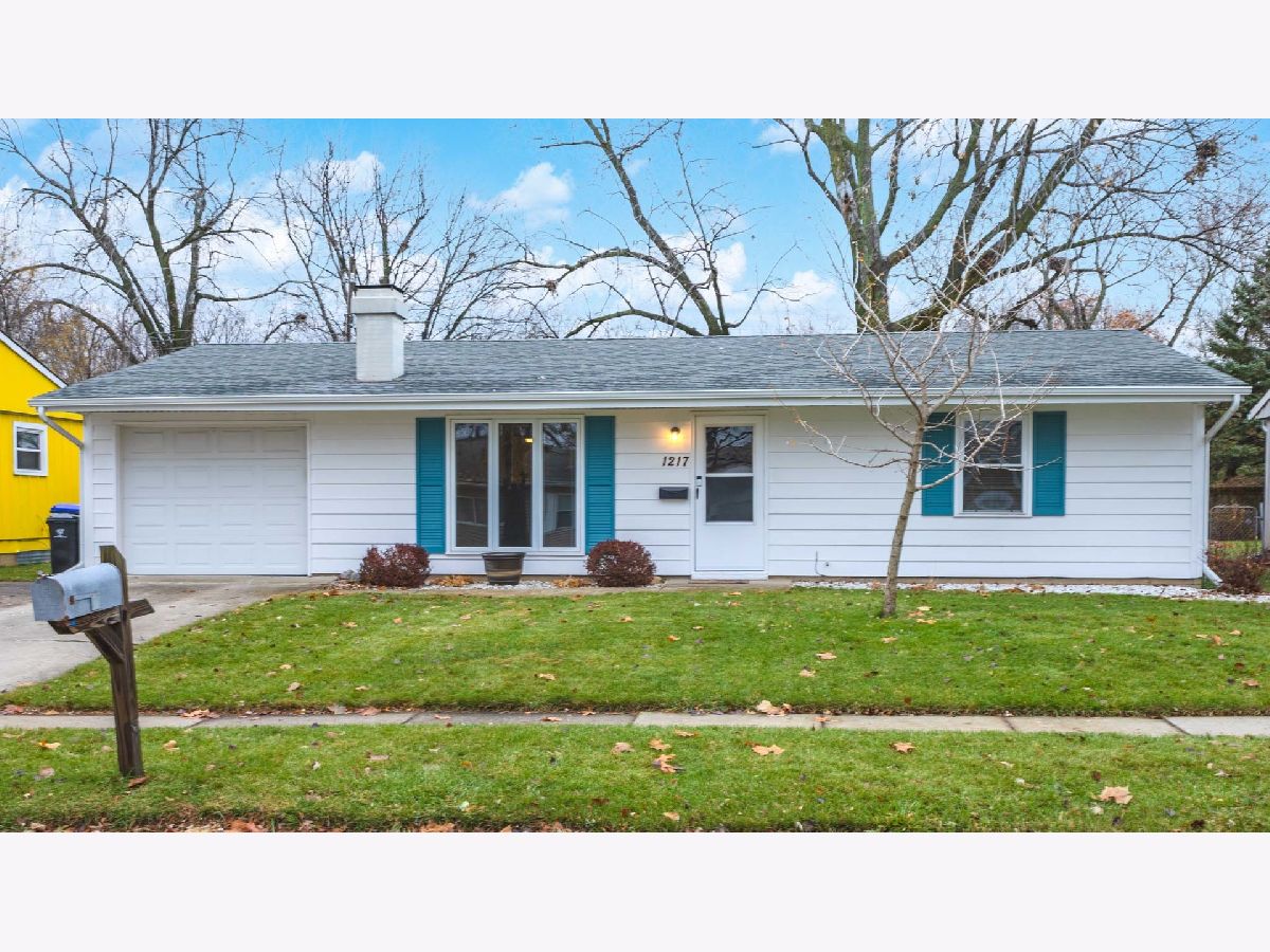 Homes & Condos & Townhomes Sold Holiday Knolls Bloomington Illinois, 1217 Mount Vernon