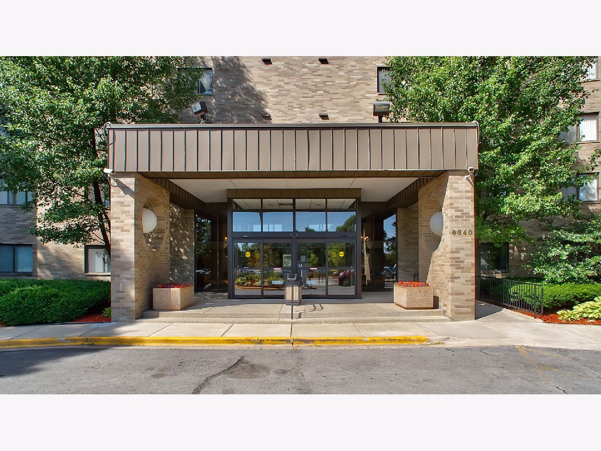 Condominiums Rented Lake Hinsdale Towers Willowbrook Illinois, 6340 Americana