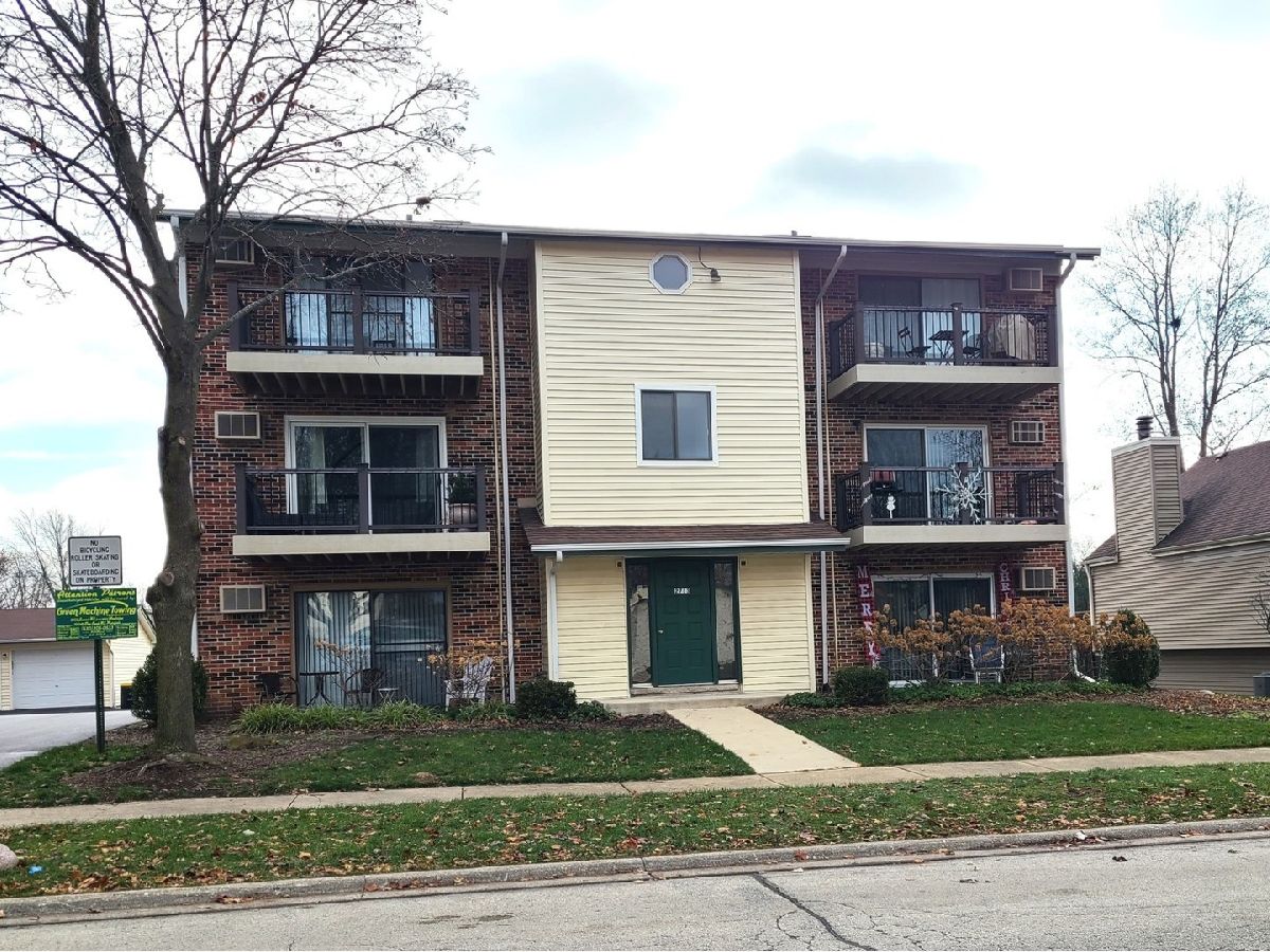 Condominiums Rented Oak Hills Woodridge Illinois, 2713 Northcreek