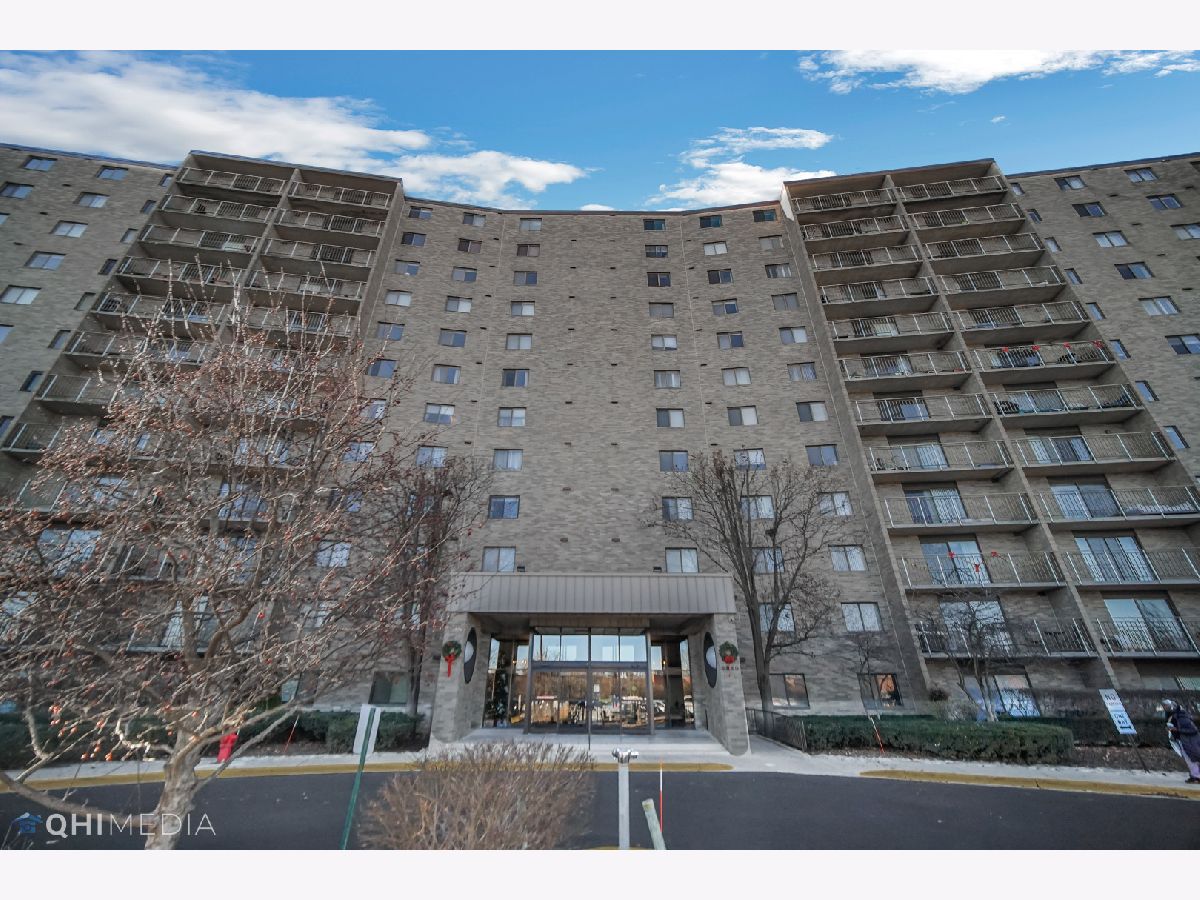 Condominiums Sold Lake Hinsdale Towers Willowbrook Illinois, 6340 Americana