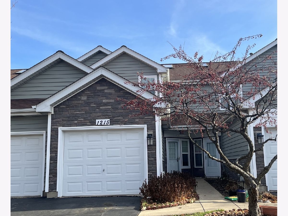Townhomes & Condos Sold Wellington Court Schaumburg Illinois, 1215 Cranbrook
