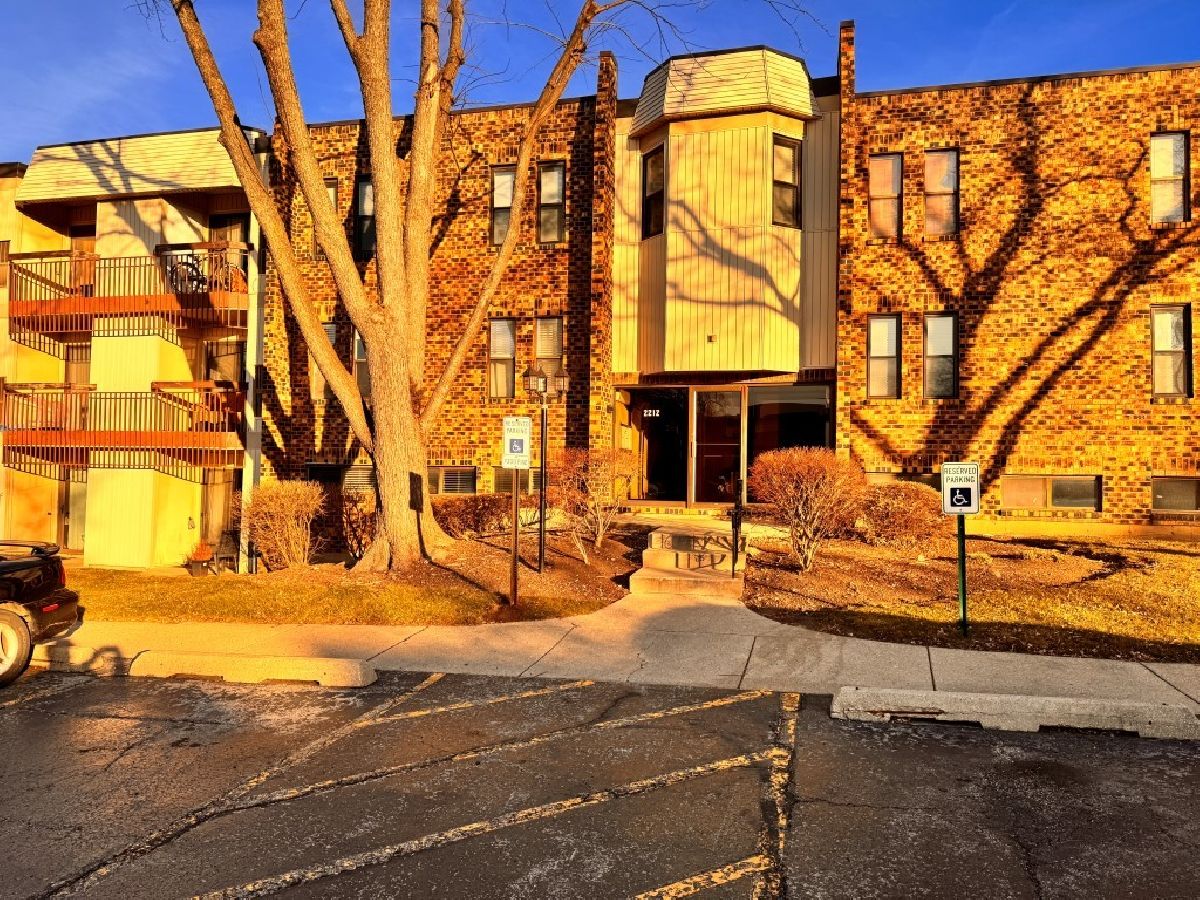 Condos & Townhomes Rented Woodridge Club Woodridge Illinois, 2212 Country Club