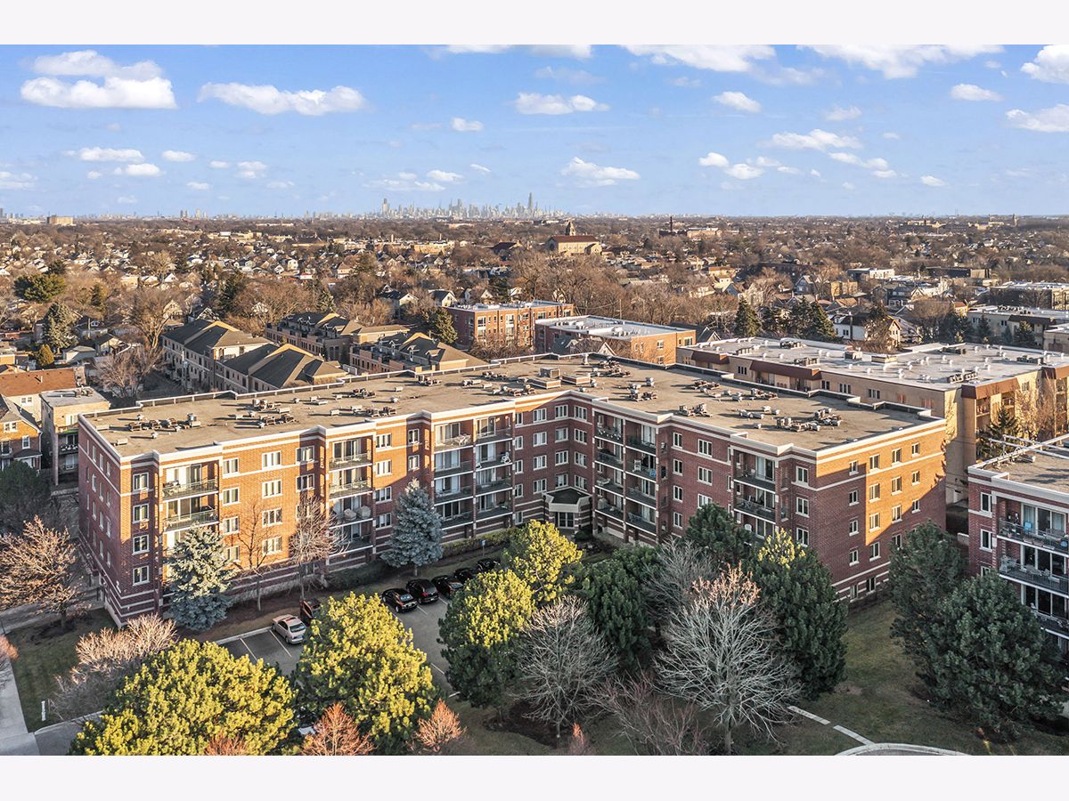 Condominiums Sold Glenlake Chicago Illinois, 6401 Berteau