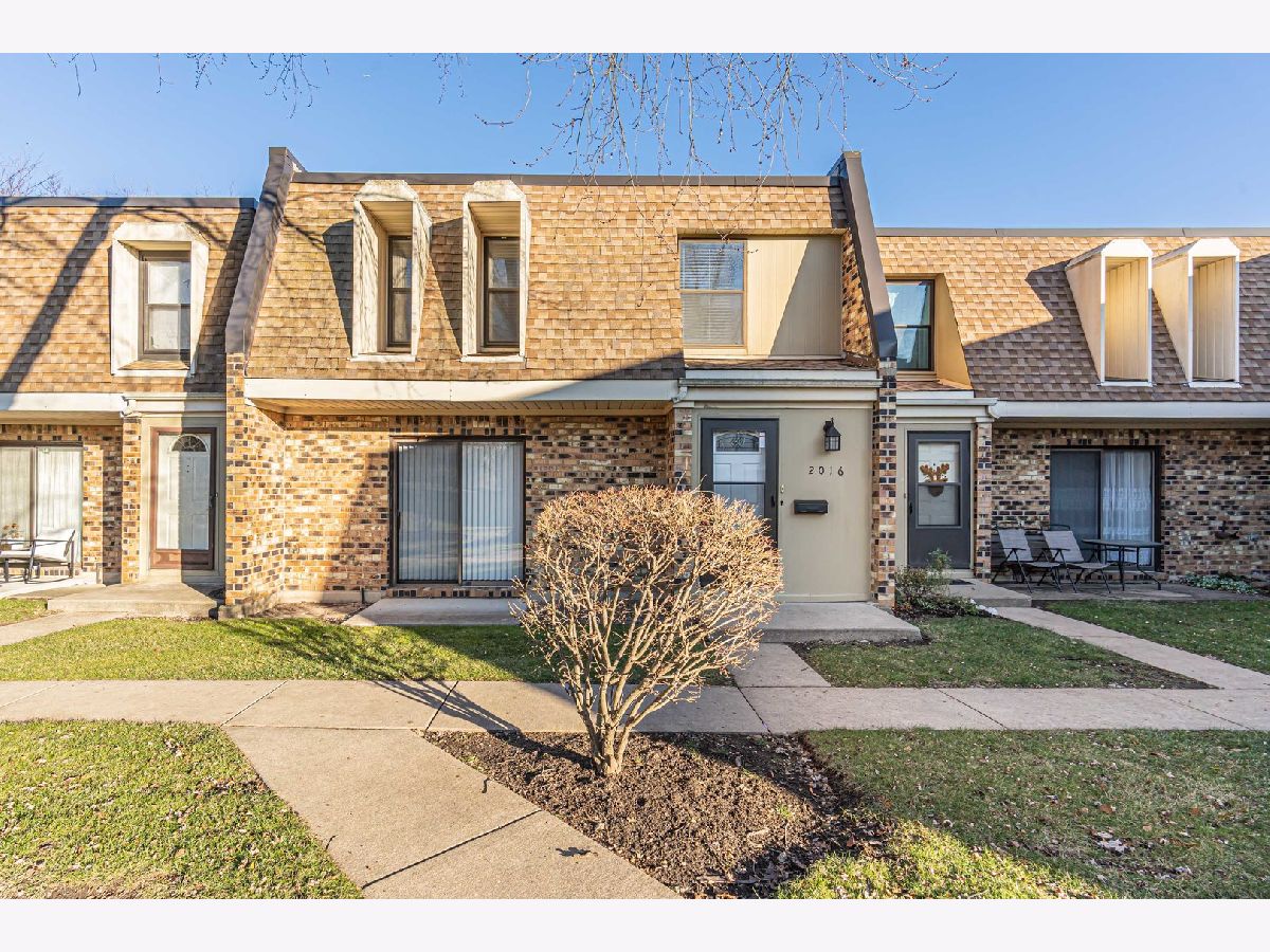 Condominiums & Homes Sold Country Club Woodridge Illinois, 2016 Country Club