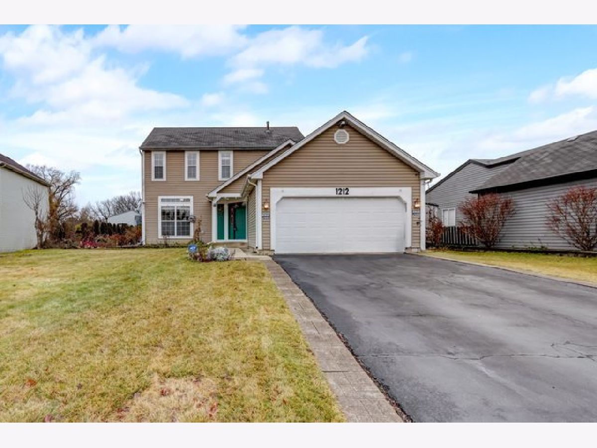 Homes Sold Country Brook North Elgin Illinois, 1212 Hackberry