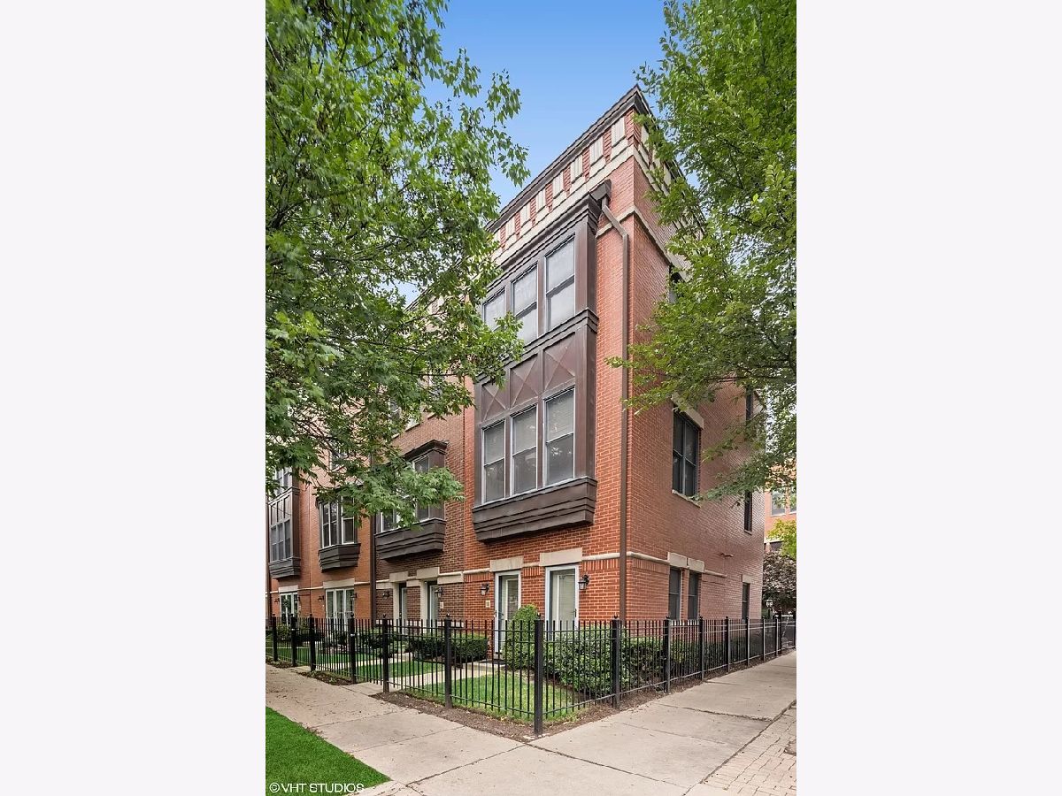 Condominiums Rented Verona Square Chicago Illinois, 1400 Fillmore