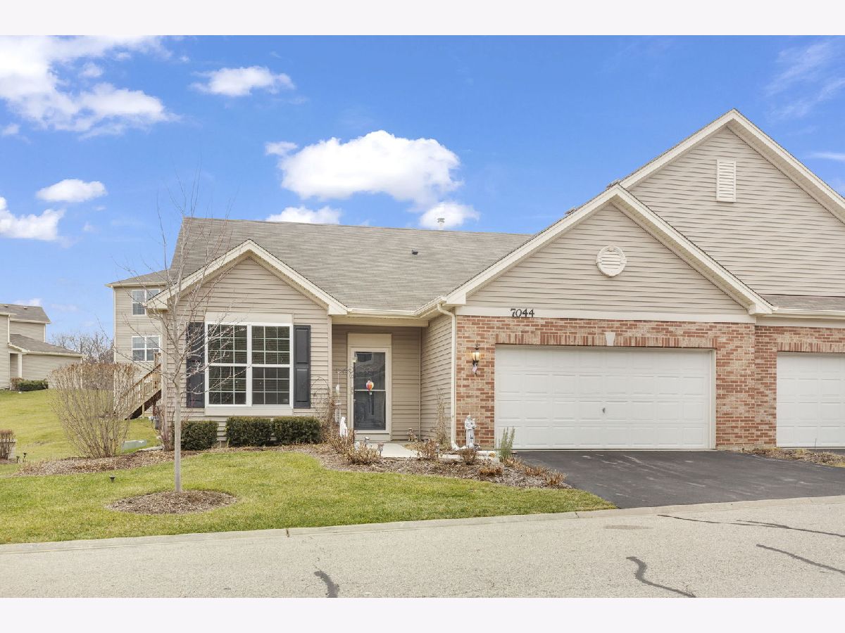 Townhomes Sold Country Club Hills Fox Lake Illinois, 7044 Hidden Green