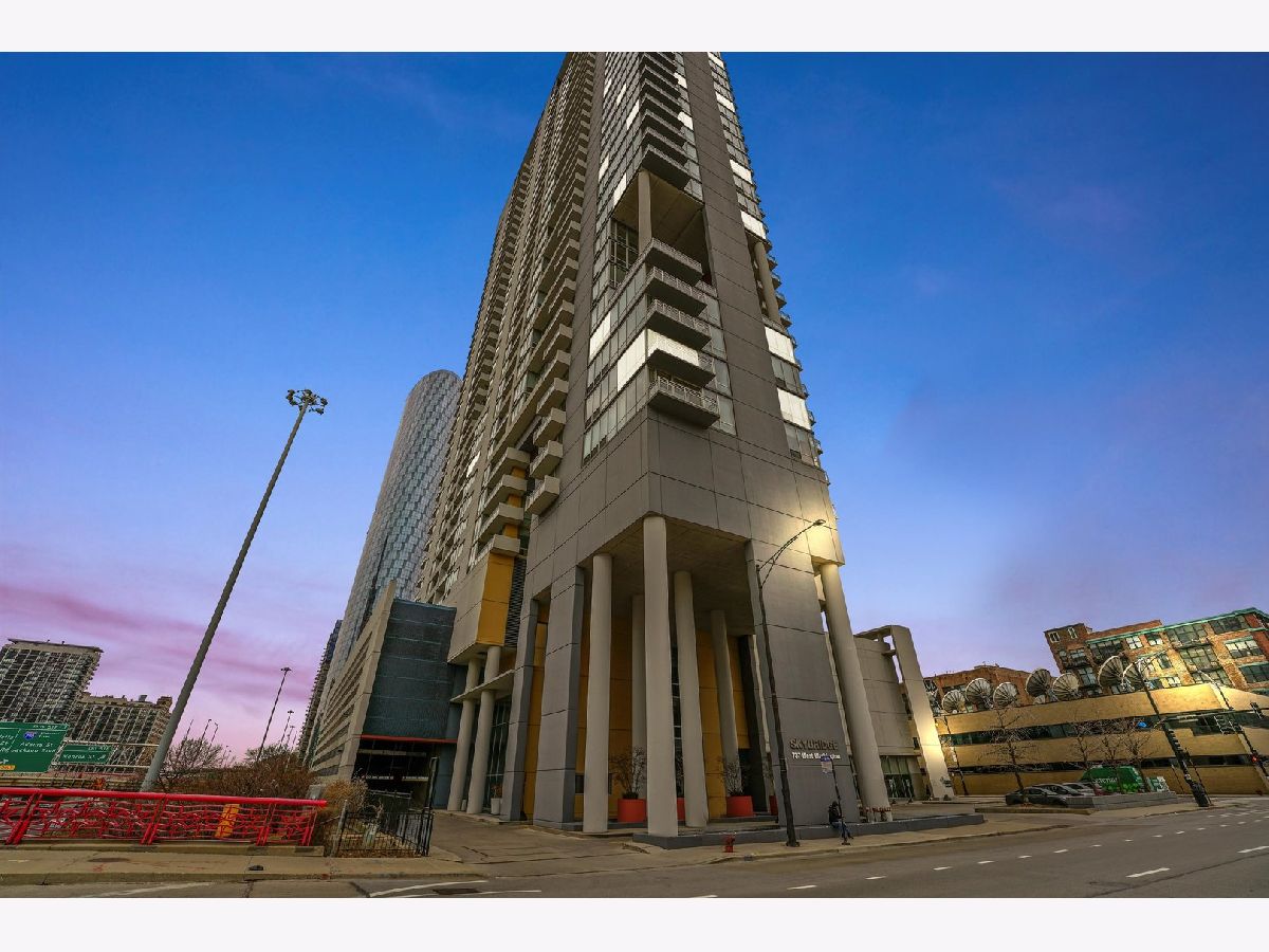 Condominiums Sold Skybridge Chicago Illinois, 737 Washington
