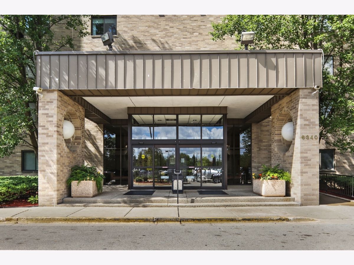 Condominiums Rented Lake Hinsdale Towers Willowbrook Illinois, 6340 Americana