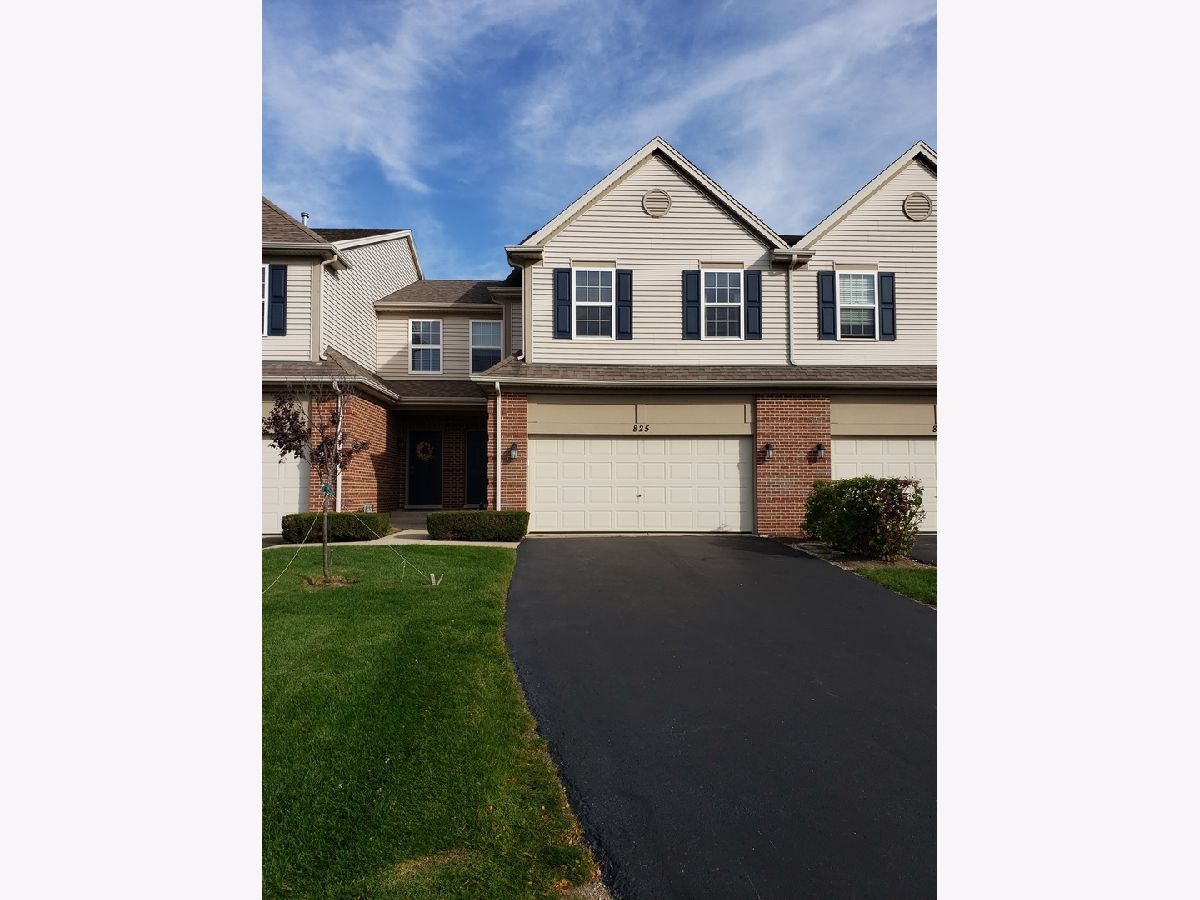 Homes & Townhomes Rented Ashton Pointe Crystal Lake Illinois, 825 Oak Hollow