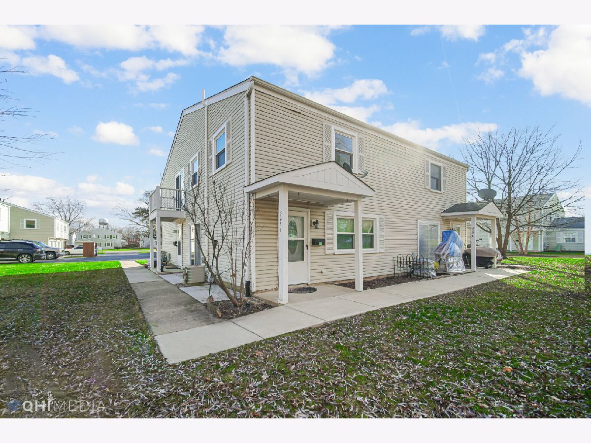 Townhomes & Condos & Homes Rented Bartlett Green Bartlett Illinois, 325 Marcia