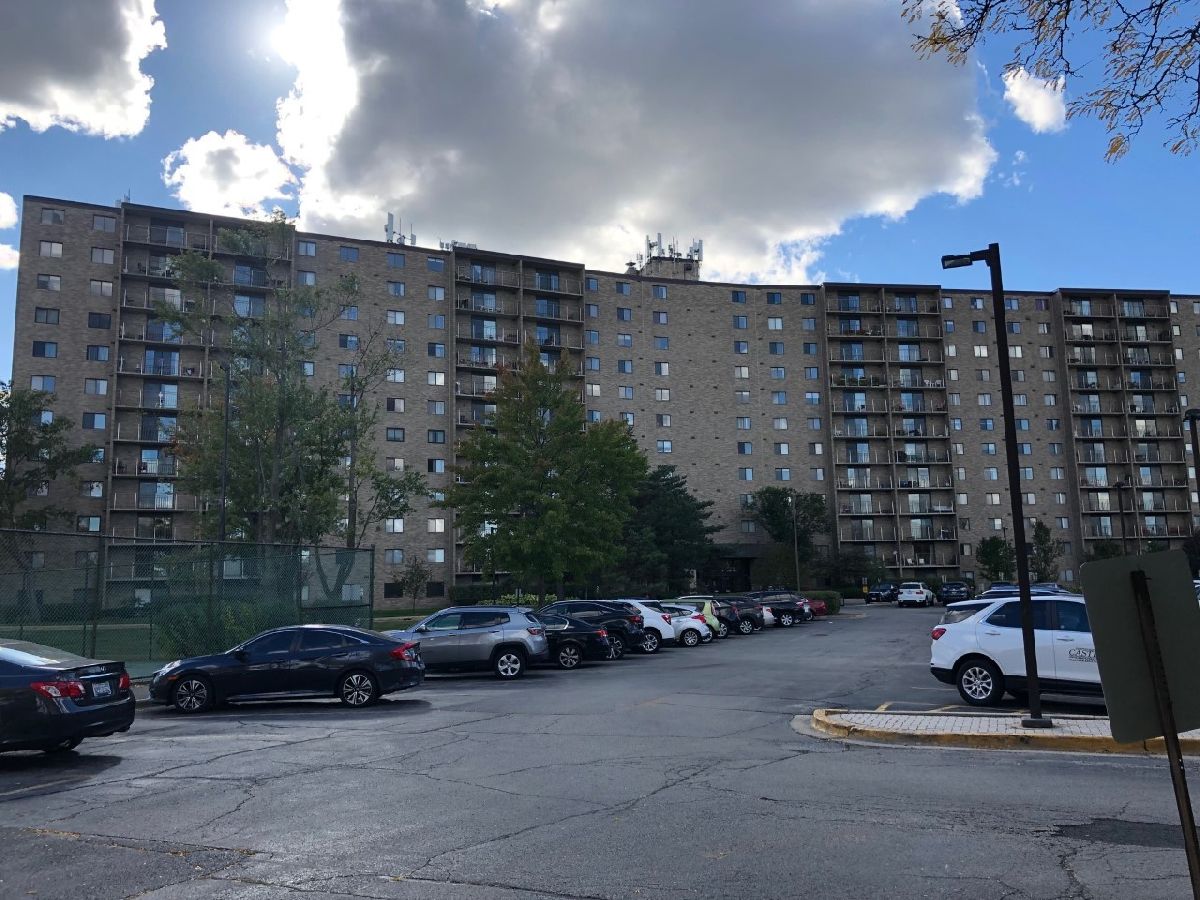 Condominiums Rented Lake Hinsdale Towers Willowbrook Illinois, 6340 Americana