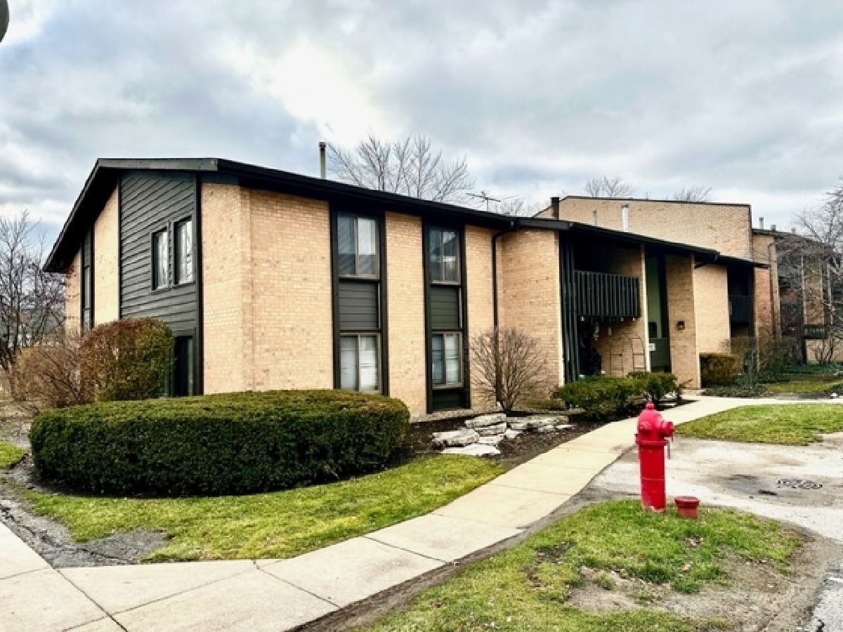 Condominiums Rented The Knolls Willowbrook Illinois, 6157 Knoll Way