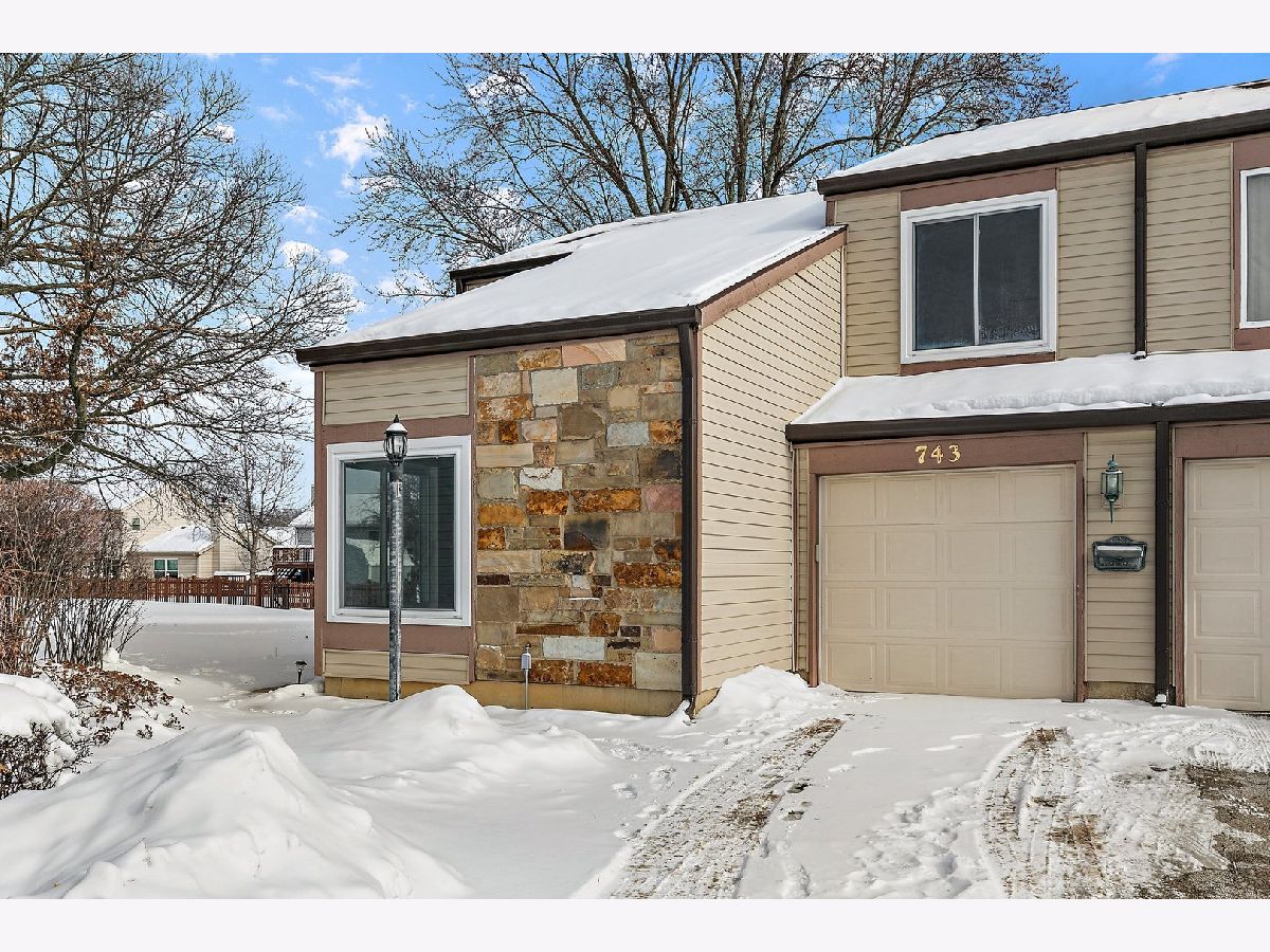 Townhomes & Condos & Homes Sold Newport Village Carol Stream Illinois, 743 Biloxie
