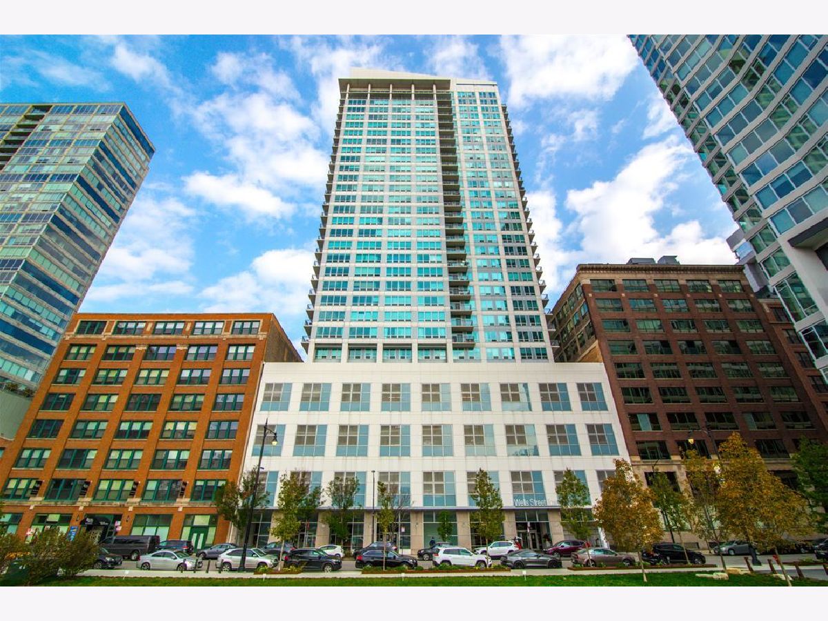 Condominiums Rented Wells Street Tower Chicago Illinois, 701 Wells