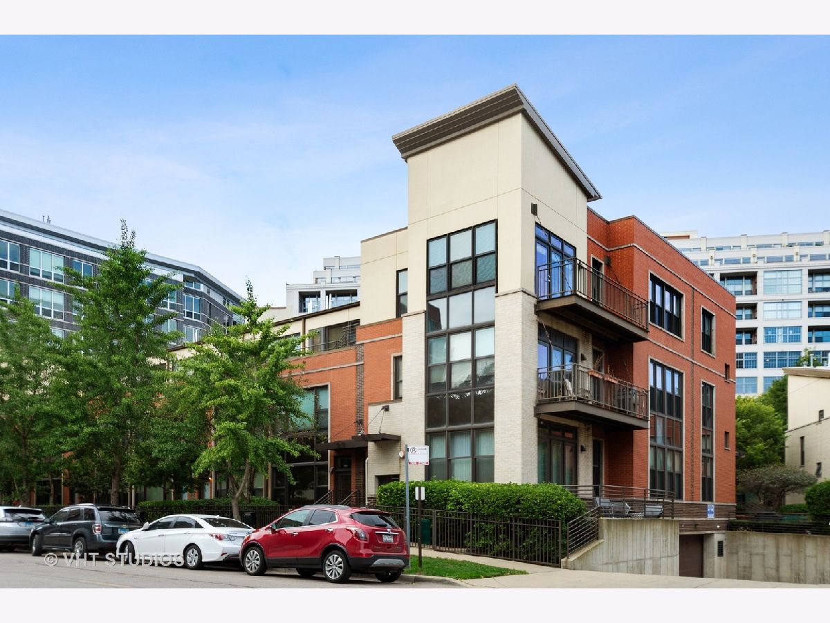 Townhomes & Condos Rented River Village Chicago Illinois, 918 Larrabee