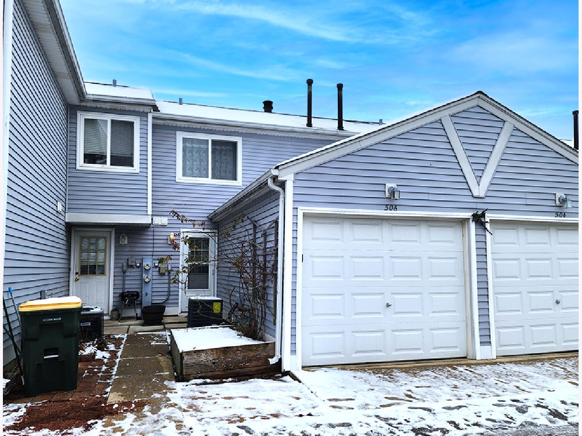 Townhomes & Condos Rented Meadow Green Round Lake Beach Illinois, 506 Meadow Green