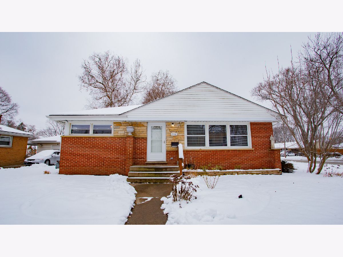 Homes Rented Blackhawk Manor Elgin Illinois, 1164 Mohawk