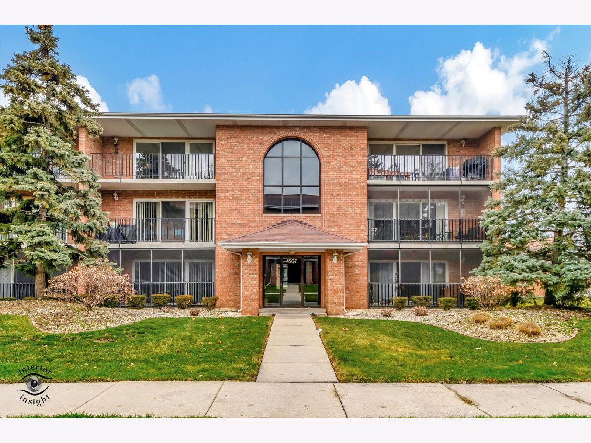 Condominiums Sold Circle Crest East Crestwood Illinois, 4937 Circle
