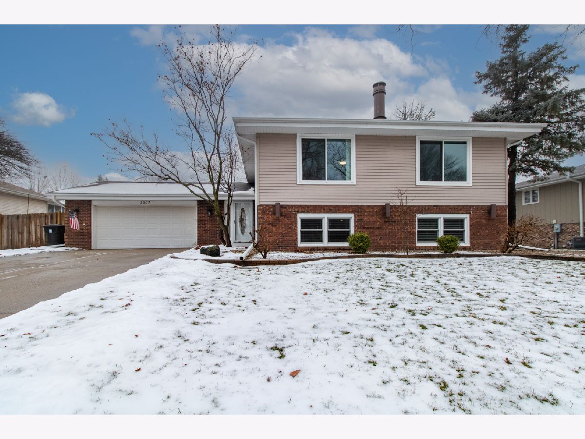 Homes & Condos & Townhomes Sold University Estates Normal Illinois, 1607 Erin