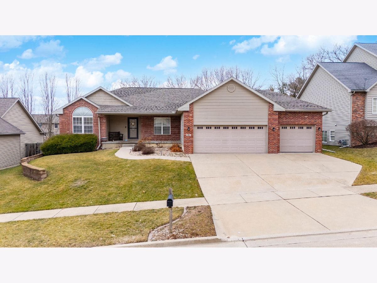 Homes & Condos & Townhomes Sold Ridgewood Bloomington Illinois, 2211 Ridge Creek