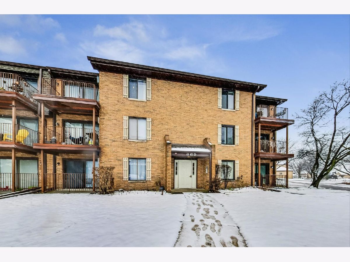 Condominiums Rented Briar Hill Addison Illinois, 669 Briar Hill