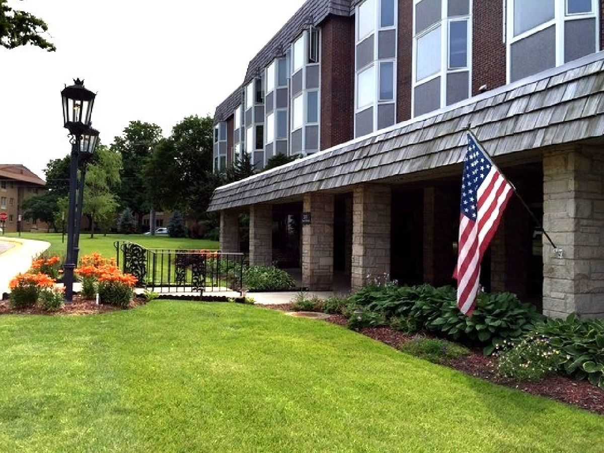 Condominiums Rented Bristol Court Park Ridge Illinois, 201 Thames