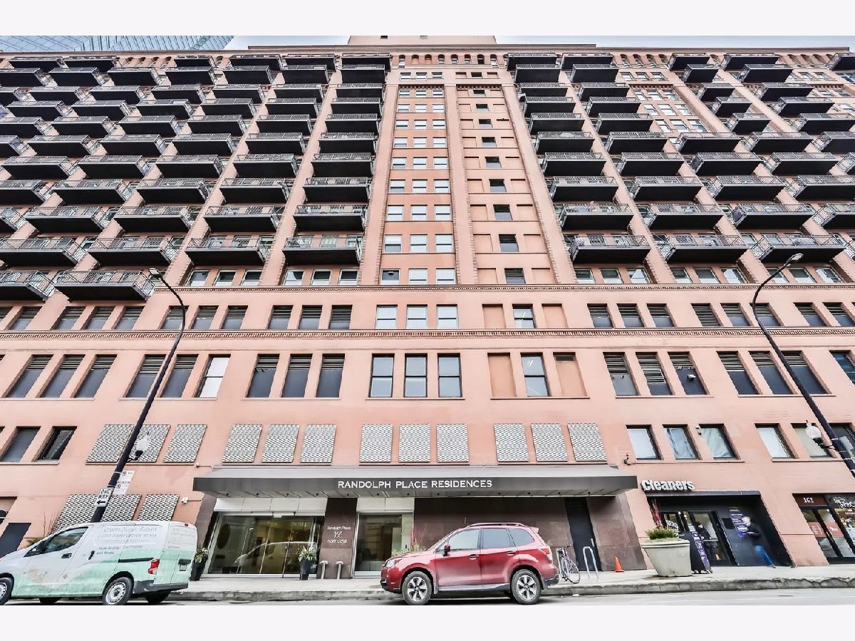 Condominiums Rented Randolph Place Chicago Illinois, 165 Canal