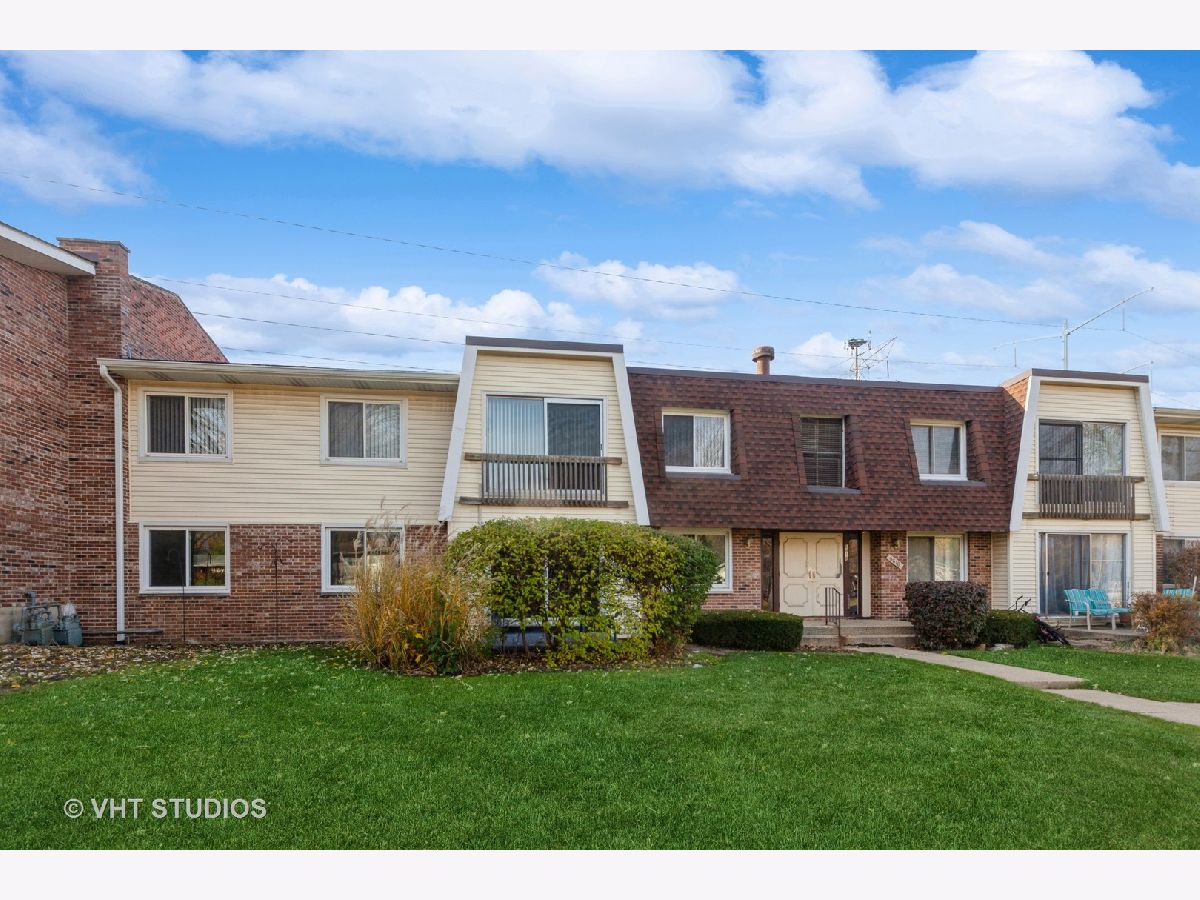 Homes & Condos & Townhomes Rented Winston Hills Woodridge Illinois, 6818 Roberts