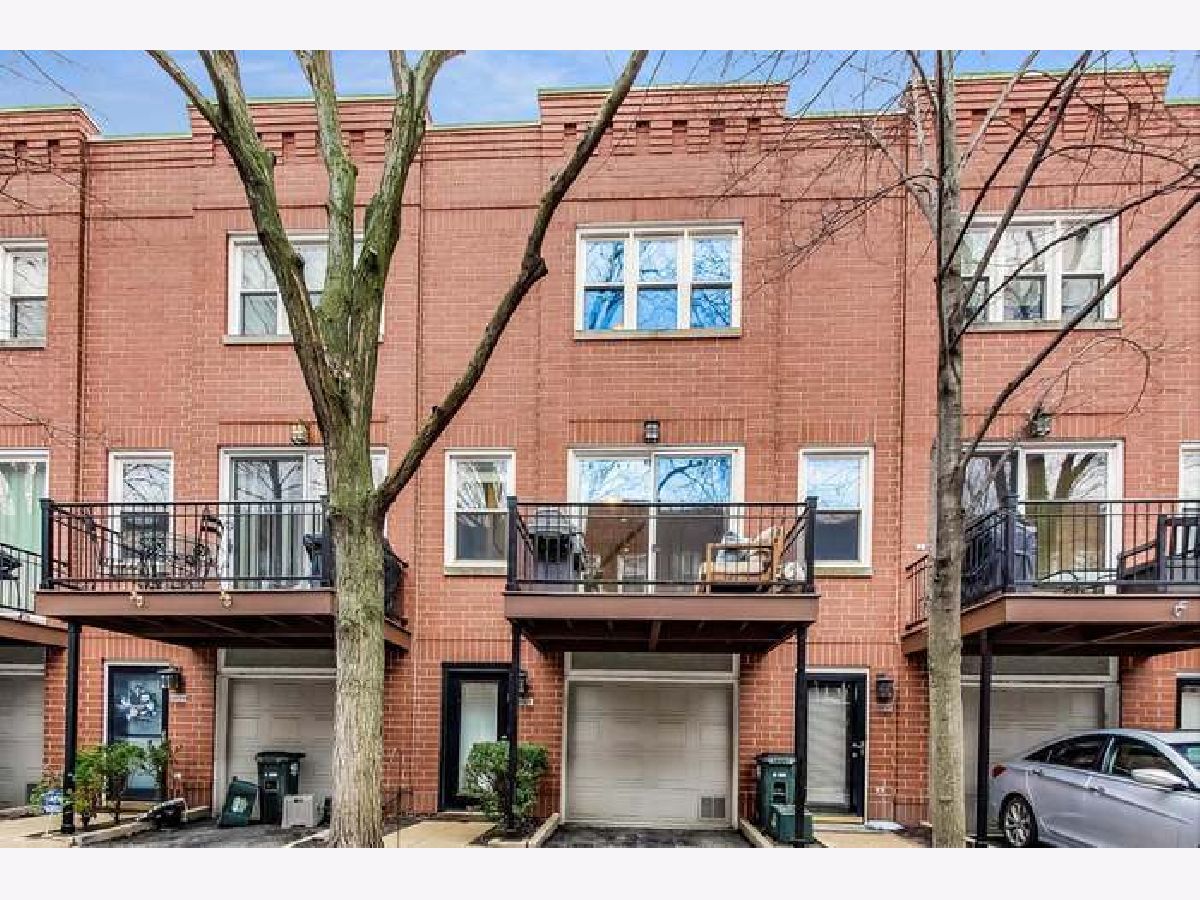 Townhomes & Condos & Homes Rented Landmark Village Chicago Illinois, 2803 Wolcott
