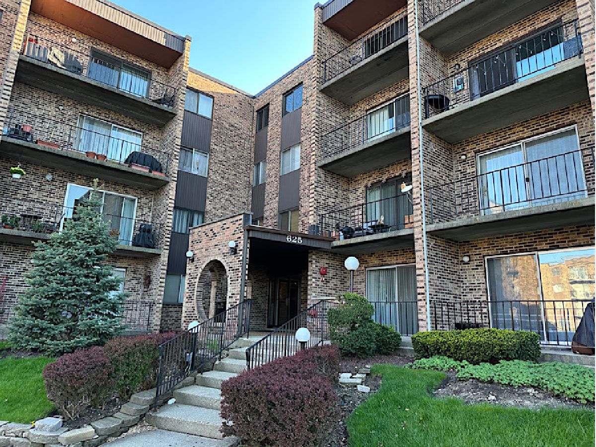 Condominiums Sold Huntington Commons Mount Prospect Illinois, 625 Huntington Commons