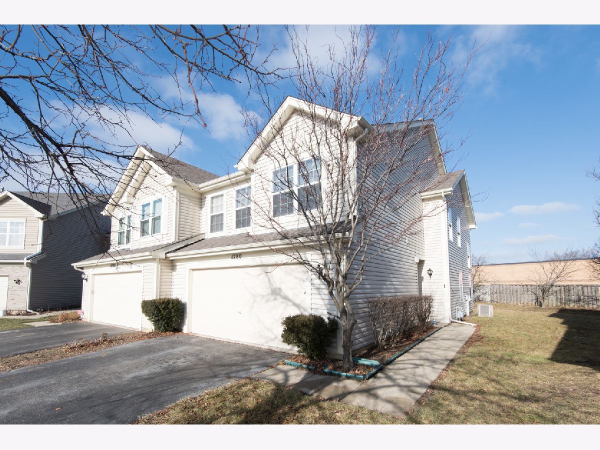 Townhomes & Condos & Homes Rented Lakewood Village Mundelein Illinois, 1280 Derby