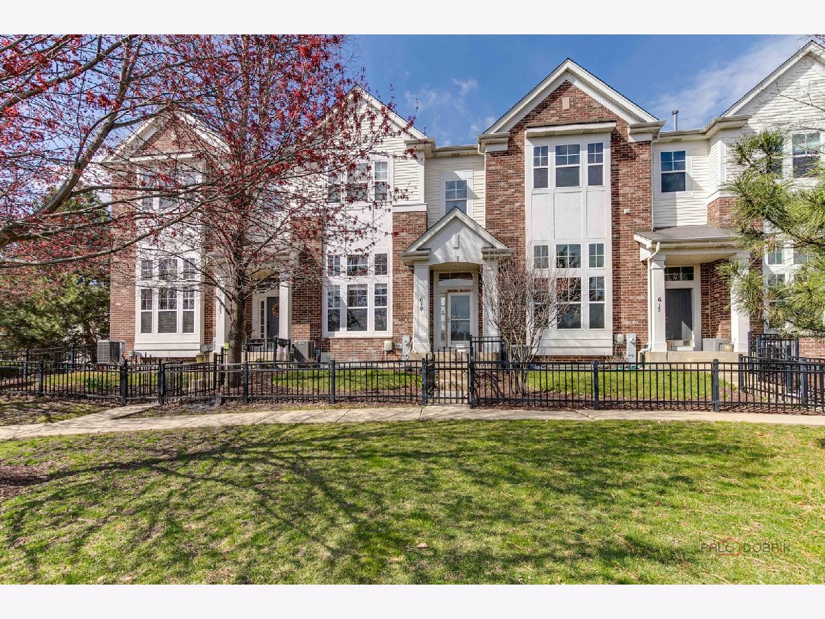 Townhomes & Condos Rented The Plaza On New York Aurora Illinois, 619 Grosvenor