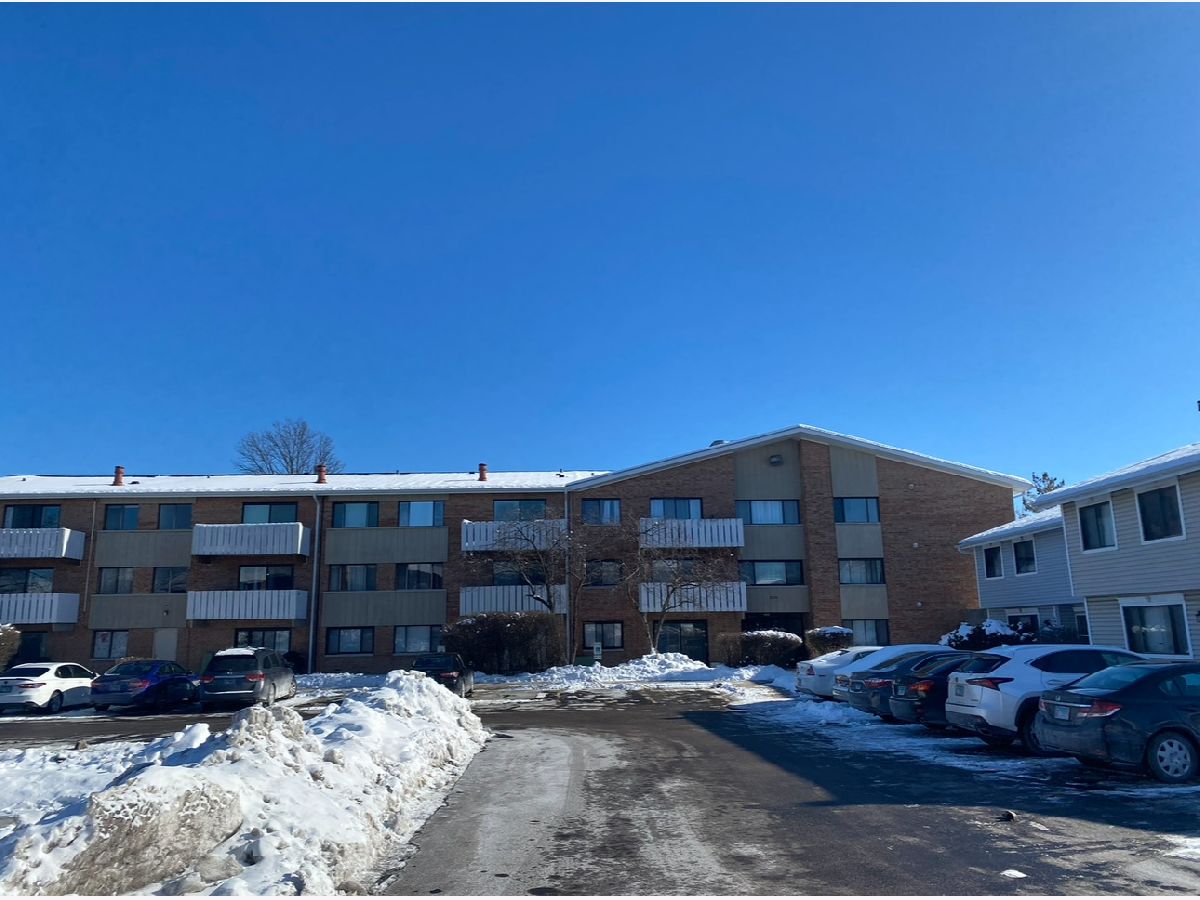 Condos & Townhomes Rented Runaway Bay Palatine Illinois, 2000 Bayside