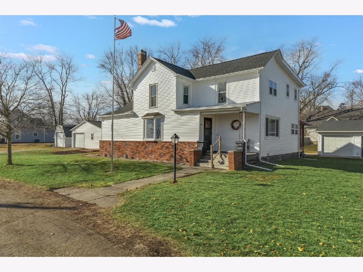  Sold Bellflower Illinois, 202 W Center