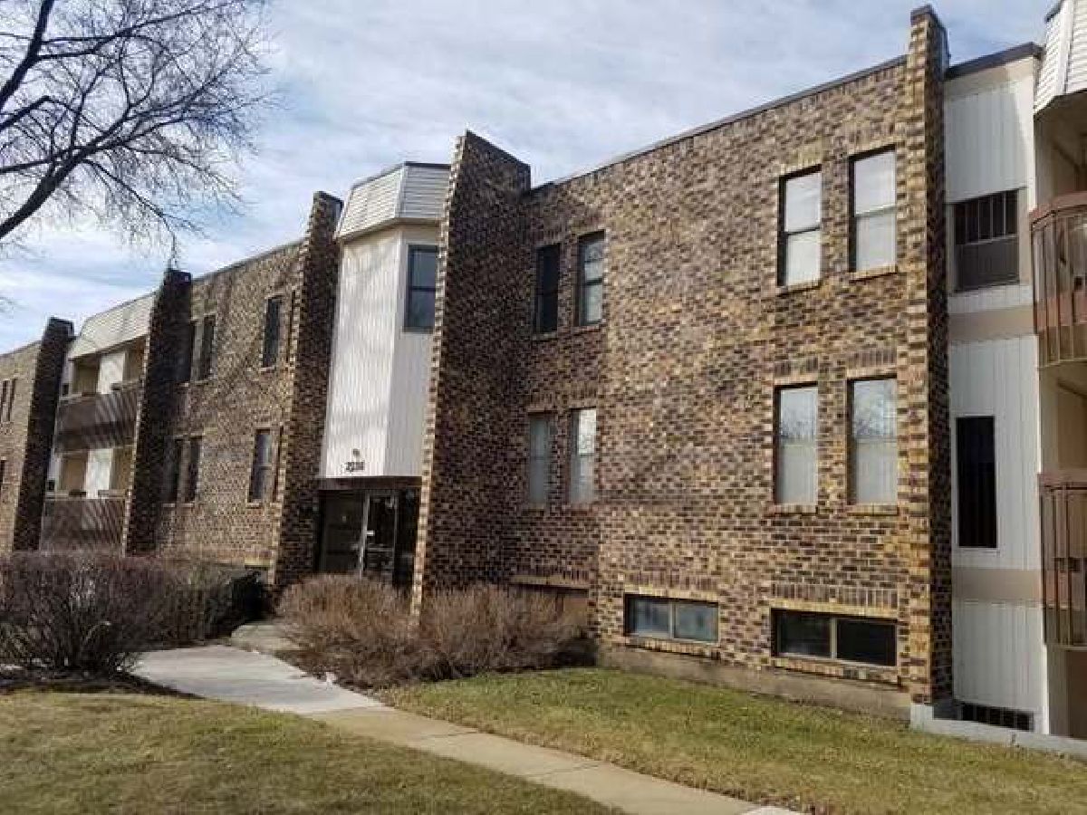 Condos & Townhomes Rented Woodridge Club Woodridge Illinois, 2216 Country Club