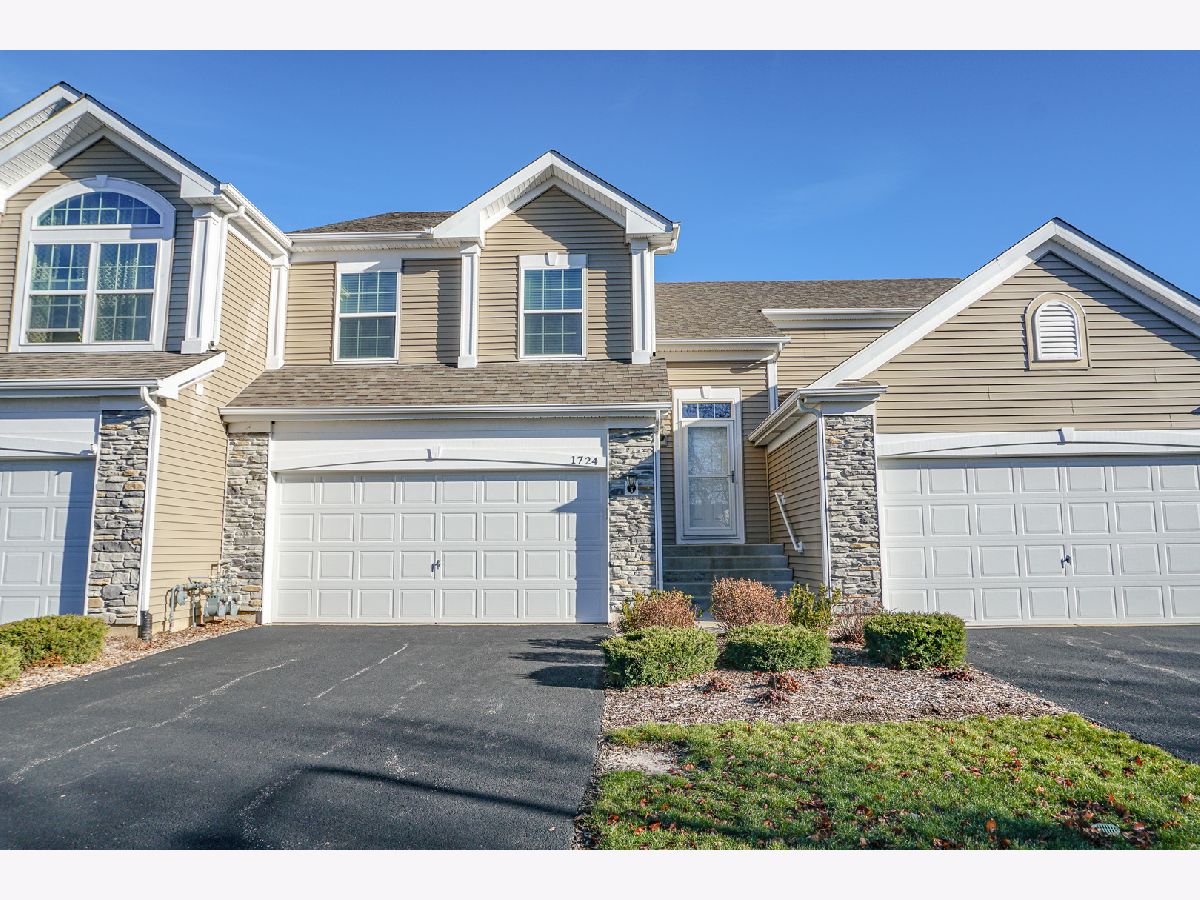 Townhomes & Condos & Homes Sold Grand Pointe Trails Aurora Illinois, 1724 Fredericksburg