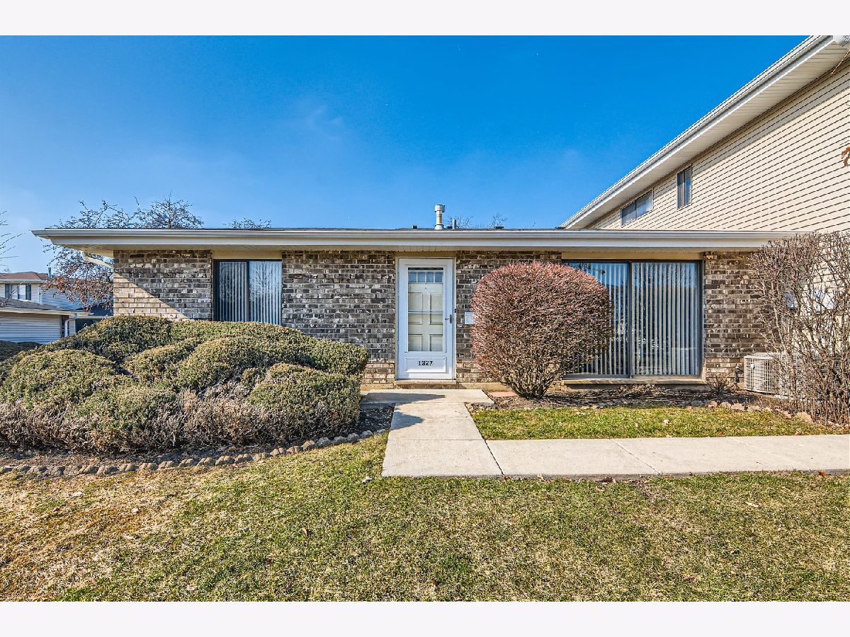 Townhomes & Condos & Homes Sold Weathersfield Commons Schaumburg Illinois, 1327 Yarmouth