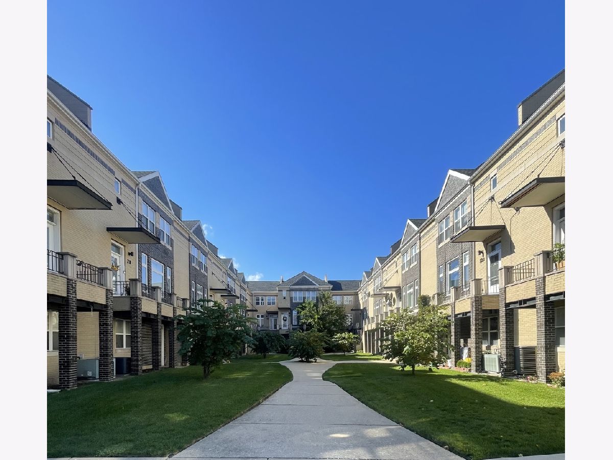 Townhomes Sold Ingleside Court Chicago Illinois, 6200 Ingleside