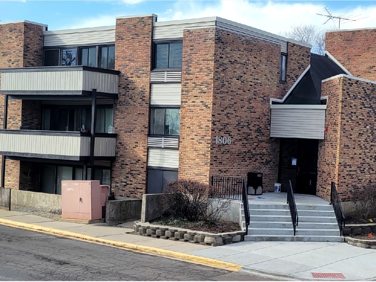 Condominiums Sold Lakeside At Walden Schaumburg Illinois, 1806 Hemlock