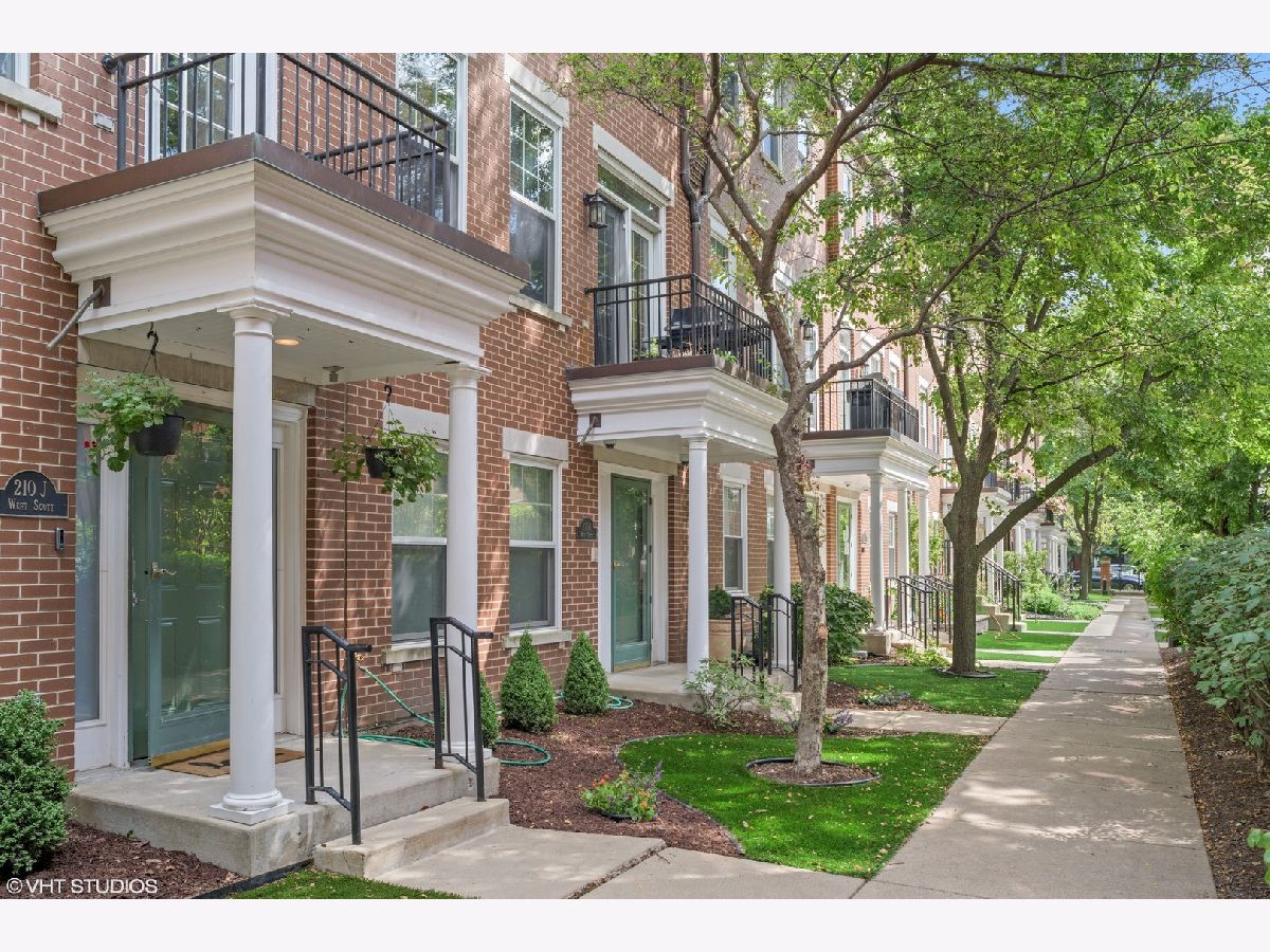 Townhomes & Condos & Homes Sold Old Town Square Chicago Illinois, 210 Scott
