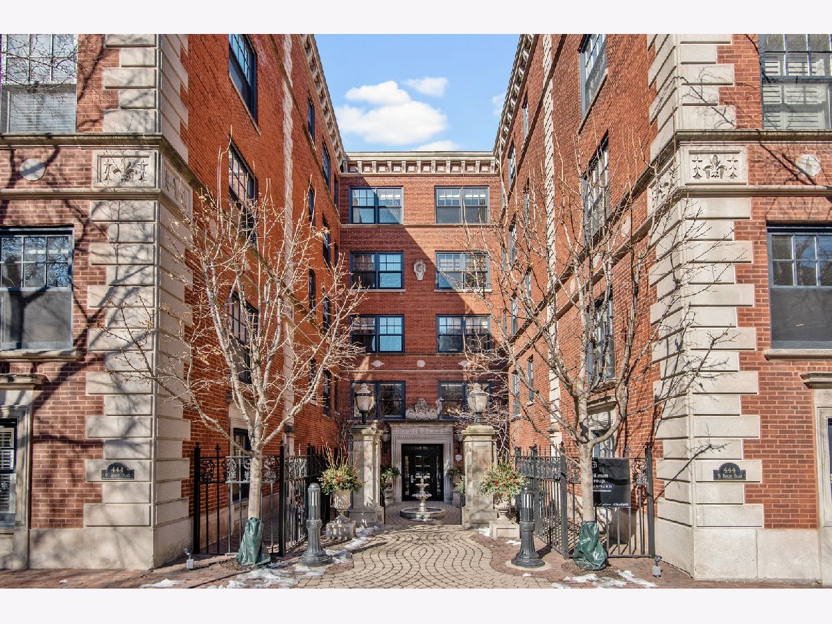 Condominiums Sold Roslyn Place Chicago Illinois, 444 Roslyn