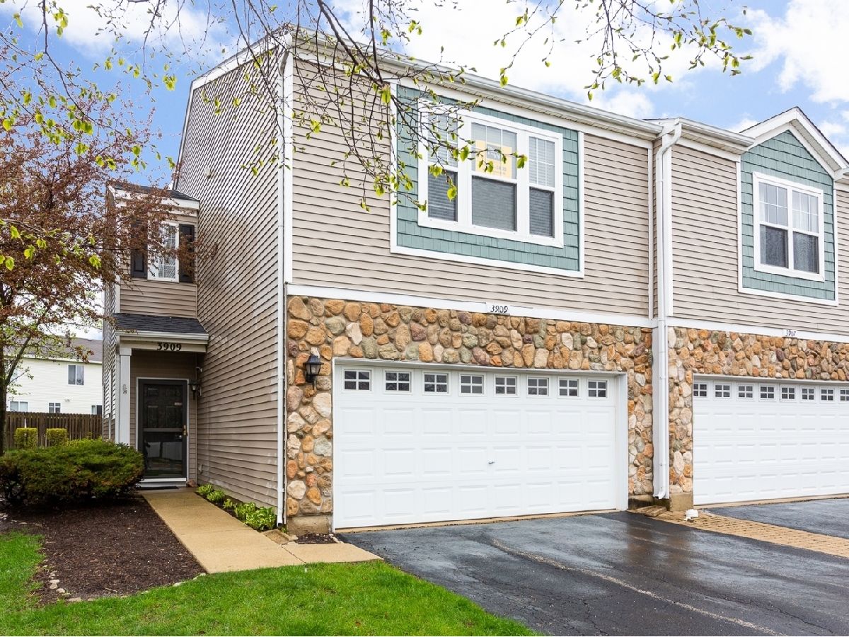 Townhomes & Condos Sold Blackstone Aurora Illinois, 3909 Blackstone