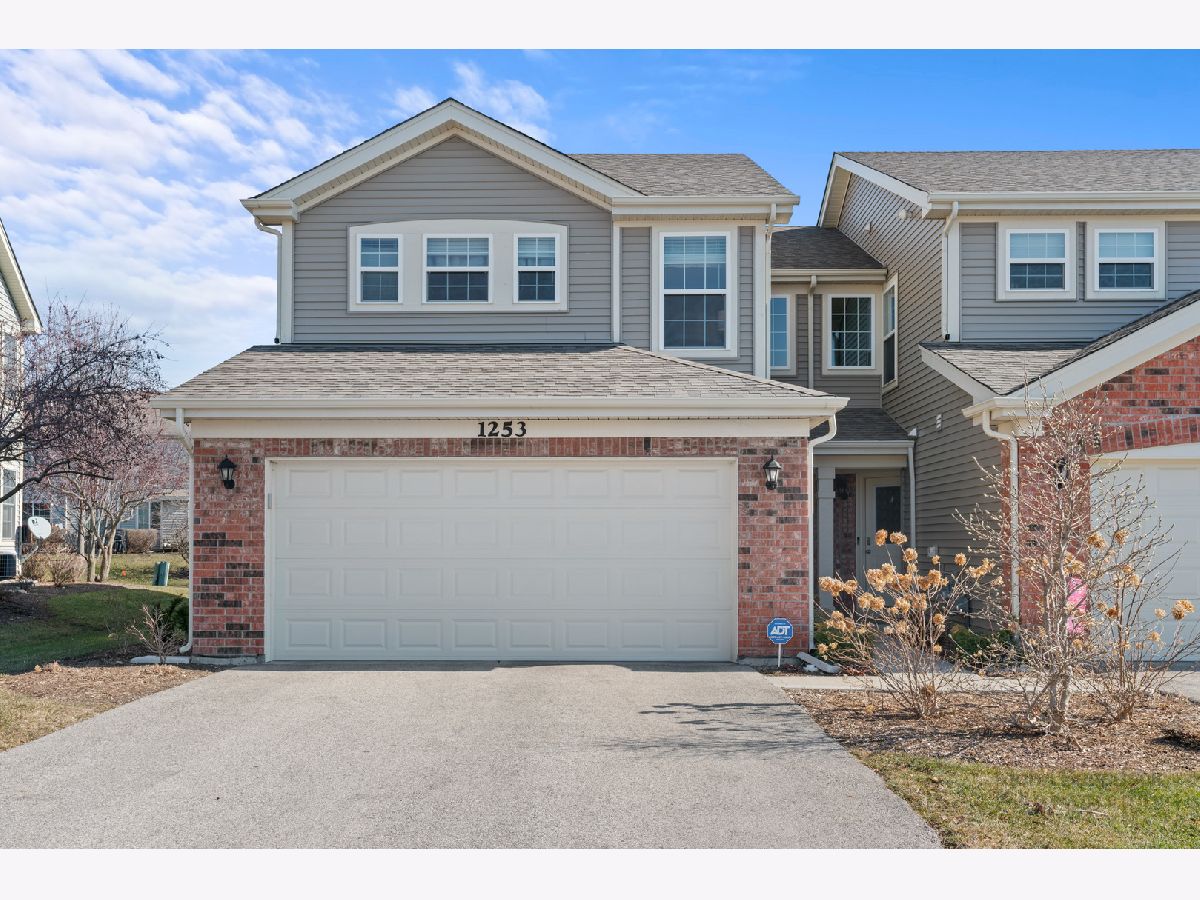 Townhomes Sold West Lake Cary Illinois, 1253 Prairie View