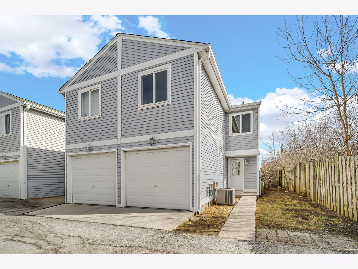 Townhomes & Condos Sold Meadow Green Round Lake Beach Illinois, 431 Meadow Green