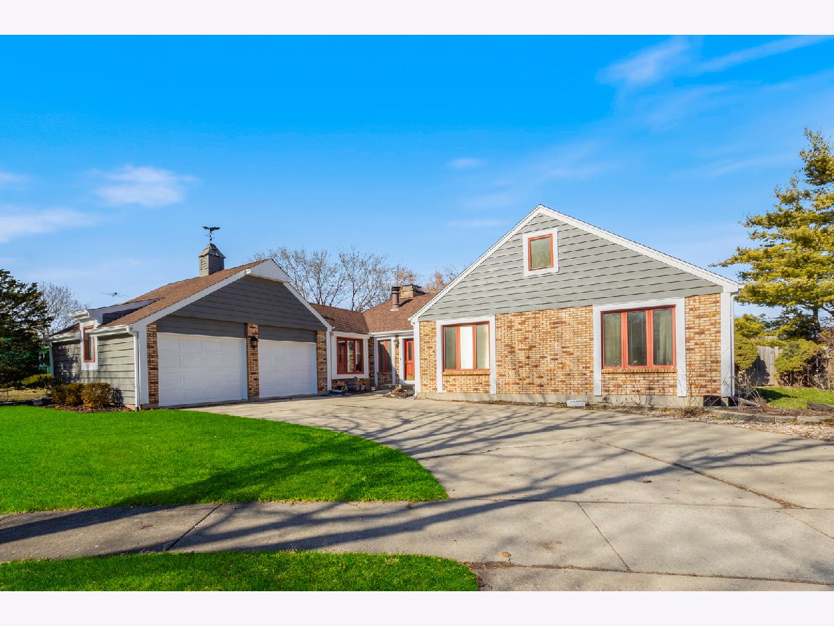 Homes & Condos & Townhomes Sold Country Knolls North Elgin Illinois, 207 Brookside