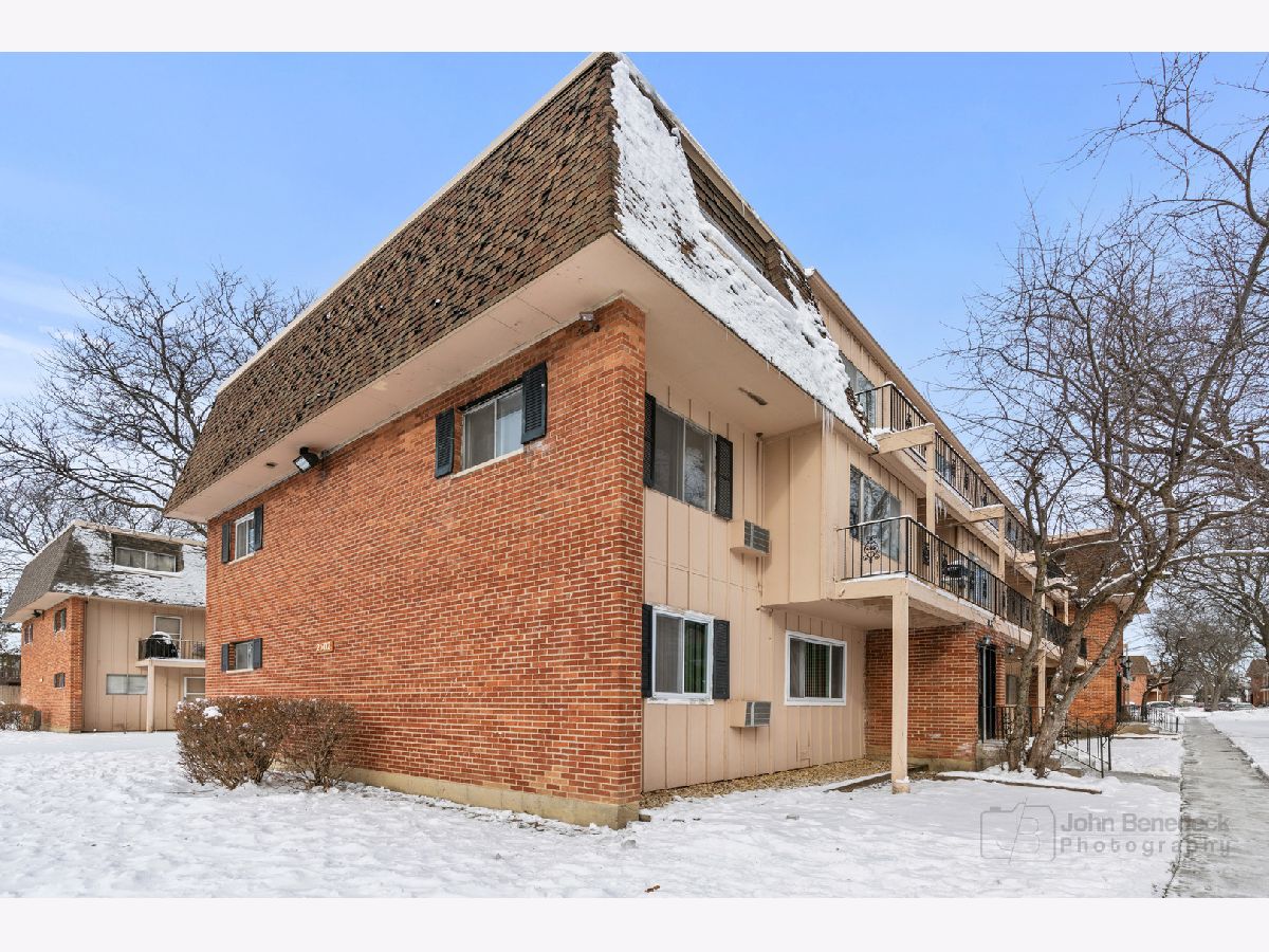 Condominiums Sold Coach Light Rolling Meadows Illinois, 2502 Algonquin