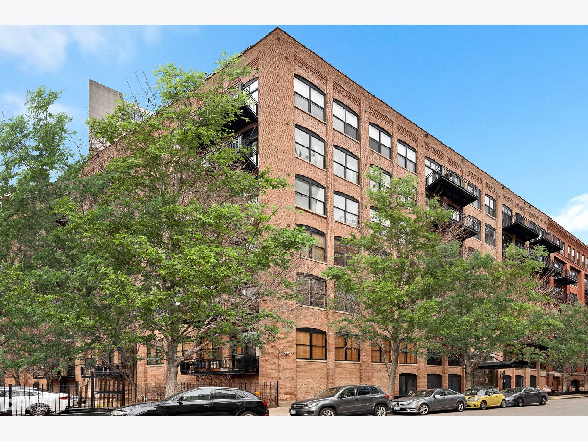 Condominiums Sold River North Commons Chicago Illinois, 520 Huron
